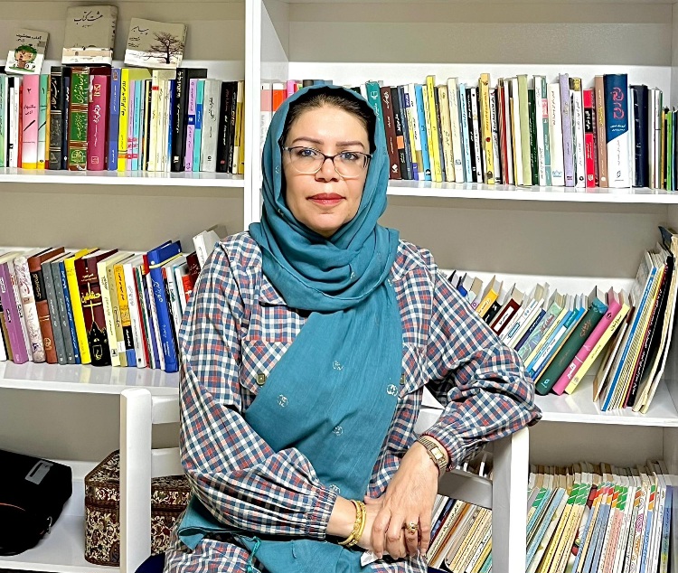 از کلاس‌های بنک تا سکوهای شعر؛ روایت زندگی، آموزش و ادبیات از زبان جمیله محمدزاده (مریم)معلم و شاعر اهل بنک
