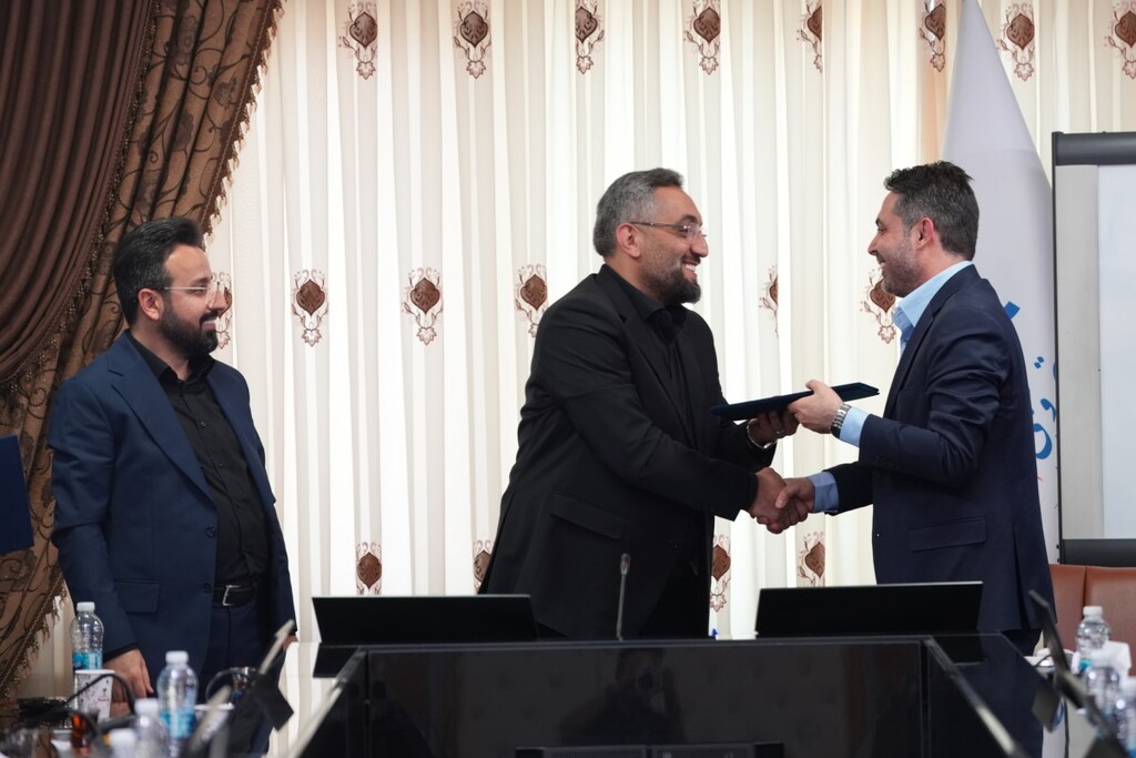 برگزاری آیین تقدیر از مدیرعامل سابق و معارفه سرپرست شرکت توسعه پلیمر پادجم