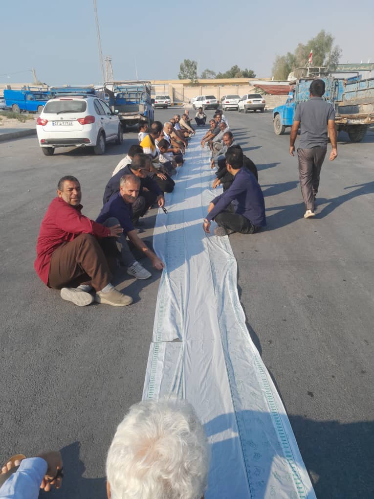 ادامه اعتراضات اینبار بر سر سفره‌های خالی؛ اعتراض رانندگان وانت نیسان و کارگران گمرک بندر دیر نسبت به بیکاری