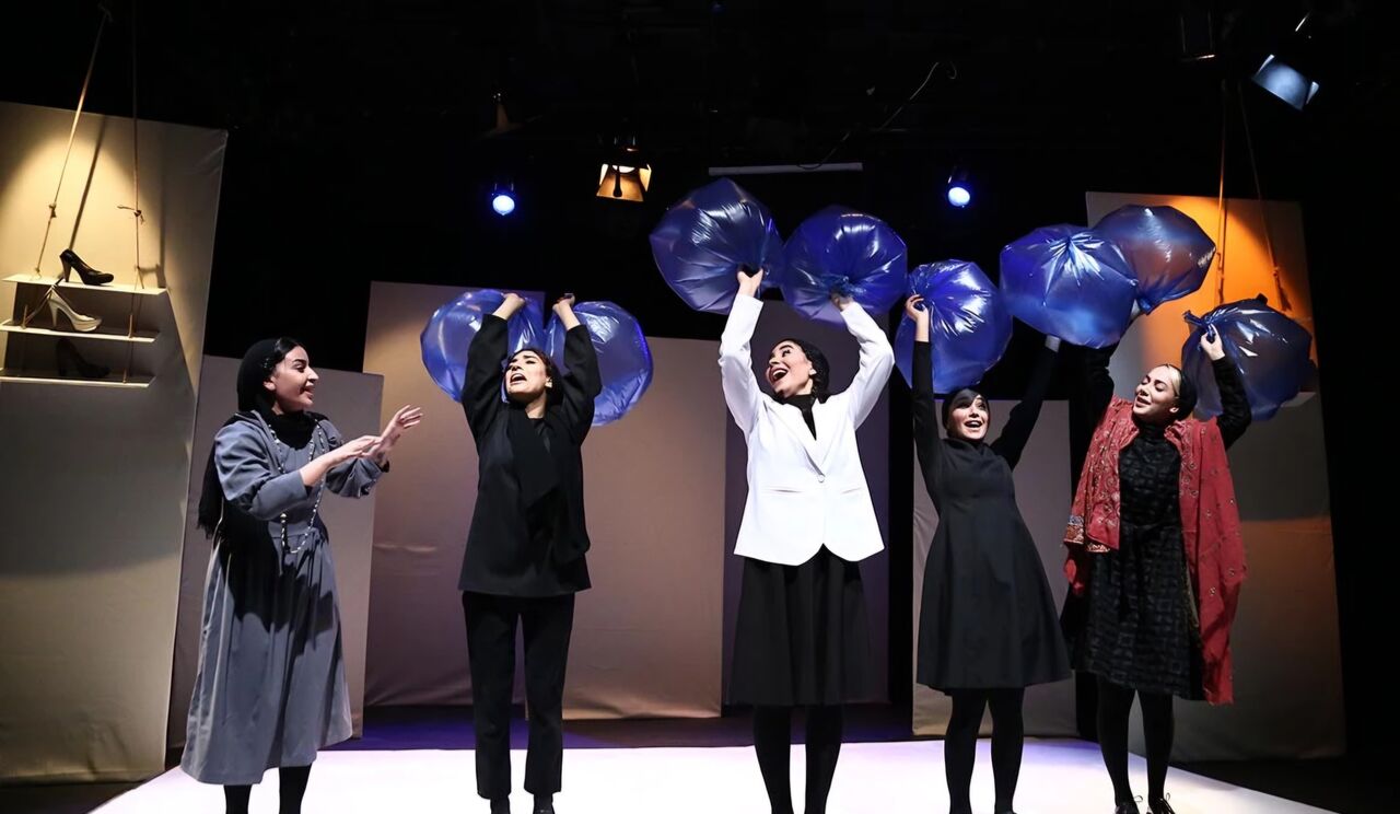 نگاهی به نمایش «نسخه نسوان ناکام»/بازی خوبان نگاهی به نمایش «نسخه نسوان ناکام»/بازی خوبان