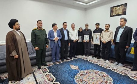 در آستانه روز پزشک؛ تجلیل از خانواده شهید دکتر اصل علوان با اهدای سند مالکیت