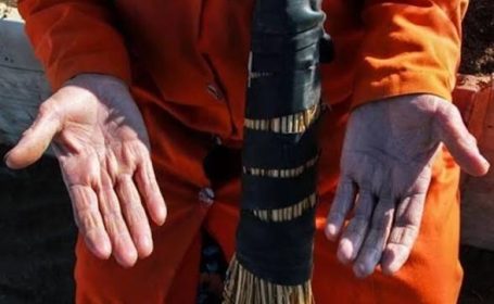 تاخیر در پرداخت حقوق نیروهای شهرداری بنک؛ کارگران در انتظار و مدیران در جستوجوی منابع مالی تاخیر در پرداخت حقوق نیروهای شهرداری بنک؛ کارگران در انتظار و مدیران در جستوجوی منابع مالی